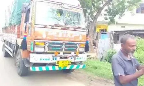 మద్యం మత్తులో డీసీఎం డ్రైవర్ రహదారిపై ఇష్టారాజ్యం..