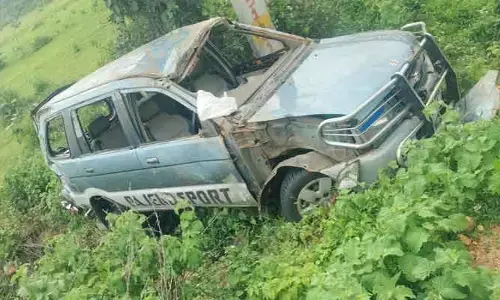 అదుపు తప్పి కారు బోల్తా.. ఒకరు మృతి