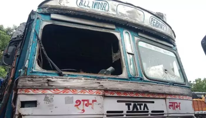 పార్కింగ్ వివాదం.. 30 ట్రక్కులను ధ్వంసం చేసిన పోలీసులు పార్కింగ్ వివాదం.. 30 ట్రక్కులను ధ్వంసం చేసిన పోలీసులు