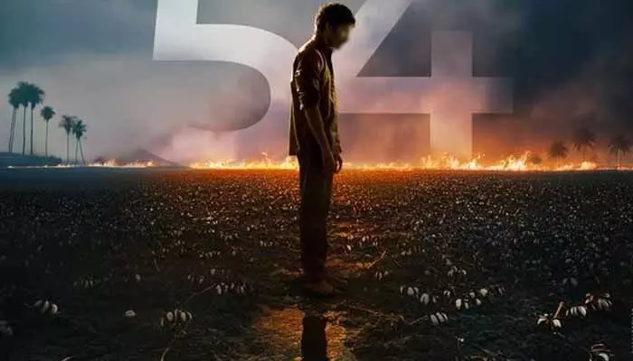 మరో సాలిడ్ ప్రాజెక్ట్తో వస్తున్న స్టార్ హీరో.. ప్రమాదకరంగా ఉండటమే బ్రతకడానికి ఏకైక మార్గమంటూ హైప్ పెంచుతున్న పోస్టర్.. మరో సాలిడ్ ప్రాజెక్ట్తో వస్తున్న స్టార్ హీరో.. ప్రమాదకరంగా ఉండటమే బ్రతకడానికి ఏకైక మార్గమంటూ హైప్ పెంచుతున్న పోస్టర్..