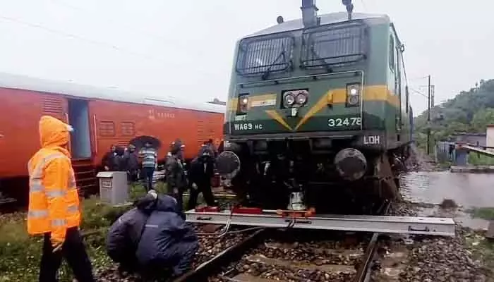 పట్టాలు తప్పిన గూడ్స్ రైలు.. తప్పిన పెను ప్రమాదం పట్టాలు తప్పిన గూడ్స్ రైలు.. తప్పిన పెను ప్రమాదం