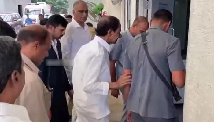 యశోదా ఆస్పత్రికి చేరుకున్న కేసీఆర్.. మరోసారి వైద్య పరీక్షలు యశోదా ఆస్పత్రికి చేరుకున్న కేసీఆర్.. మరోసారి వైద్య పరీక్షలు