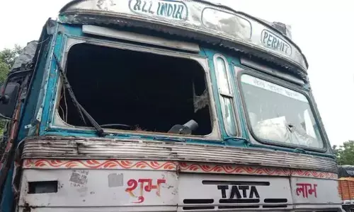 పార్కింగ్‌ వివాదం.. 30 ట్రక్కులను ధ్వంసం చేసిన పోలీసులు