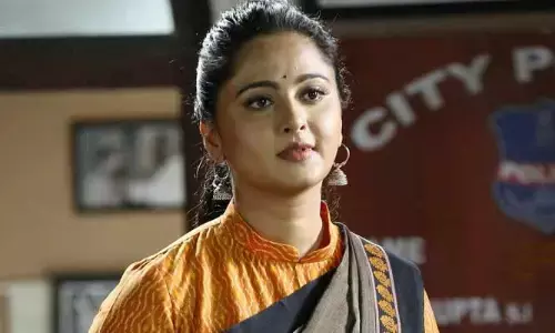 అనుష్క మ‌రో ప్ర‌యోగం...టాలీవుడ్ కుర్ర హీరోతో సినిమా ?