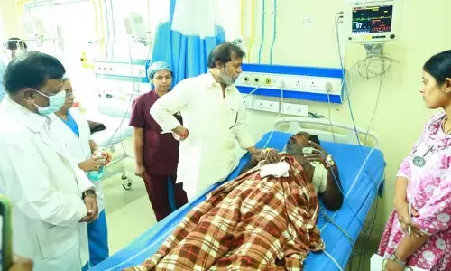 బాధ్యులపై కఠిన చర్యలు తీసుకుంటాం.. కల్తీ కల్లు బాధితులకు ఆరోగ్య మంత్రి పరామర్శ