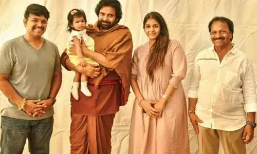 పవన్ కల్యాణ్ చేతిలో నా బిడ్డా.. ఇది ఎప్పటికీ గుర్తుండిపోయే జ్ఞాపకం.. డైరెక్టర్ పోస్ట్ వైరల్