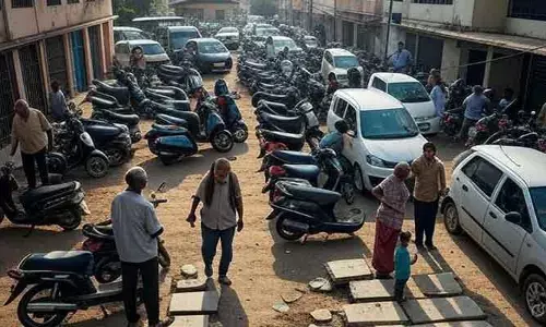 రోడ్డు మీద ఆసుపత్రి, కాలువ మీద పార్కింగ్.. ఖమ్మం స్టైల్ అర్జెంట్ కేర్!