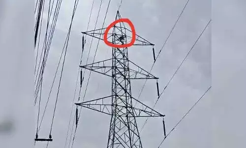 హై టెన్షన్ పోల్ ఎక్కి దూకుతానంటూ వ్యక్తి హల్‌చల్‌