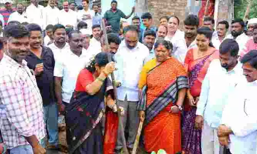 పేదల కలల్ని సాకారం చేసేందుకు ప్రభుత్వం కృషి చేస్తోంది.. మంత్రి సీతక్క