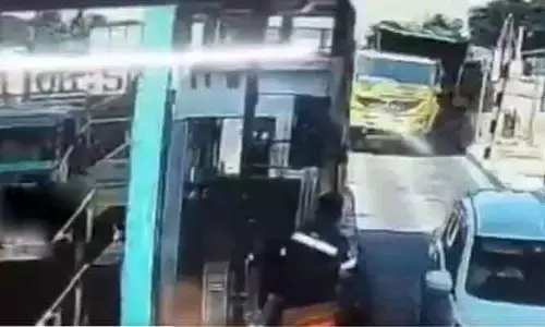 అదుపు తప్పిన టిప్పర్.. టోల్ ప్లాజా ధ్వంసం