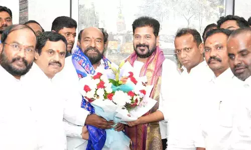 CM Revanth Reddy : సీఎం రేవంత్ రెడ్డిని కలిసిన ఆర్. కృష్ణయ్య.. కారణం ఇదే