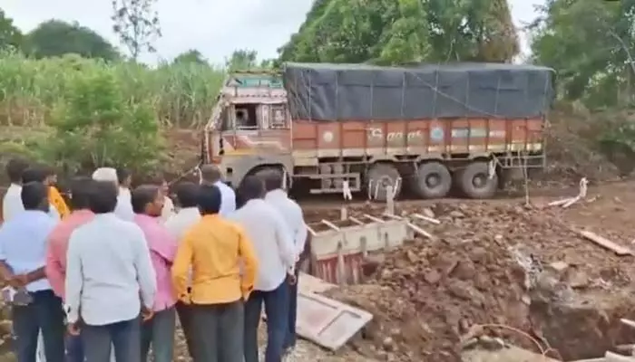 రోడ్డు తనిఖీ చేస్తుండగా బోల్తా పడ్డ లారీ.. భయంతో పరుగులు తీసిన అధికారులు(వీడియో) రోడ్డు తనిఖీ చేస్తుండగా బోల్తా పడ్డ లారీ.. భయంతో పరుగులు తీసిన అధికారులు(వీడియో)