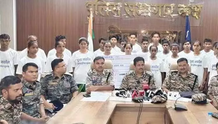 Maoists: మావోయిస్టులకు భారీ షాక్.. సుక్మా జిల్లాలో 23 మంది సరెండర్ Maoists: మావోయిస్టులకు భారీ షాక్.. సుక్మా జిల్లాలో 23 మంది సరెండర్