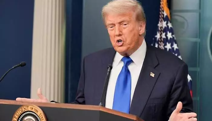 Trump: మెక్సికో, ఈయూపై 30శాతం సుంకం.. అమెరికా అధ్యక్షుడు ట్రంప్ ప్రకటన Trump: మెక్సికో, ఈయూపై 30శాతం సుంకం.. అమెరికా అధ్యక్షుడు ట్రంప్ ప్రకటన