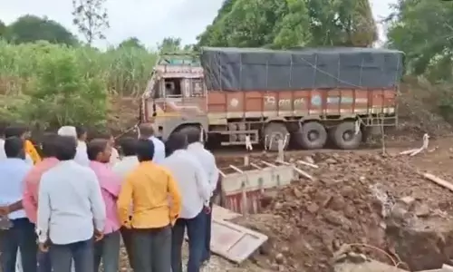 రోడ్డు తనిఖీ చేస్తుండగా బోల్తా పడ్డ లారీ.. భయంతో పరుగులు తీసిన అధికారులు(వీడియో)