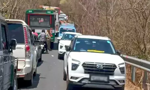శ్రీశైలం హైవేపై 10 కిమీల మేర ట్రాఫిక్ జాం