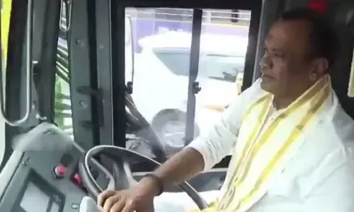 బస్సు నడిపిన మంత్రి కోమటిరెడ్డి వెంకటరెడ్డి