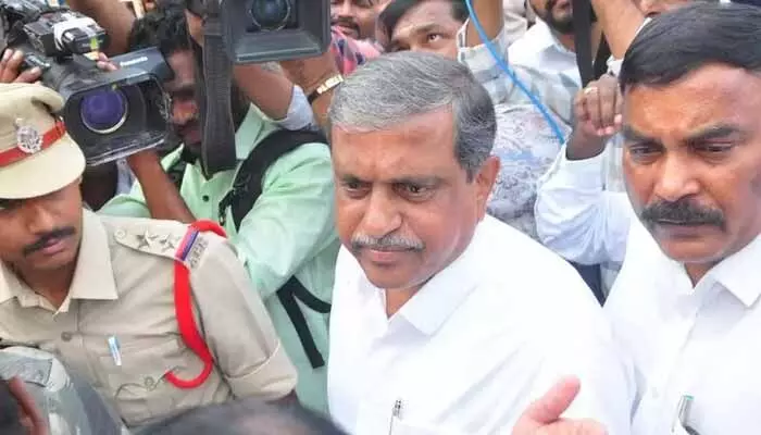 వైసీపీ ప్రధాన కార్యదర్శి శ్రీహరి అరెస్ట్ అరాచకం: పోలీసులపై సజ్జల ఫైర్ వైసీపీ ప్రధాన కార్యదర్శి శ్రీహరి అరెస్ట్ అరాచకం: పోలీసులపై సజ్జల ఫైర్