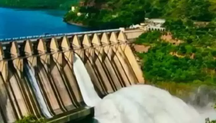 శ్రీశైలం జలాశయానికి కొనసాగుతున్న వరద శ్రీశైలం జలాశయానికి కొనసాగుతున్న వరద