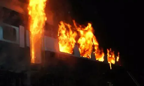 రైలులో భారీ అగ్ని ప్రమాదం.. కాలిబూడిదైన ఐదు బోగీలు
