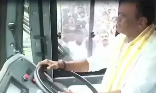 బస్సు స్టీరింగ్‌ పట్టిన మంత్రి కోమటిరెడ్డి..!