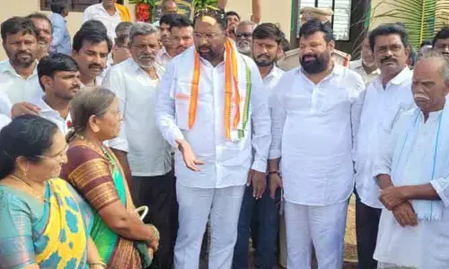 పిల్లల భవిష్యత్తుతో ఆడుకోవద్దు.. మంత్రి శ్రీహరి సీరియస్