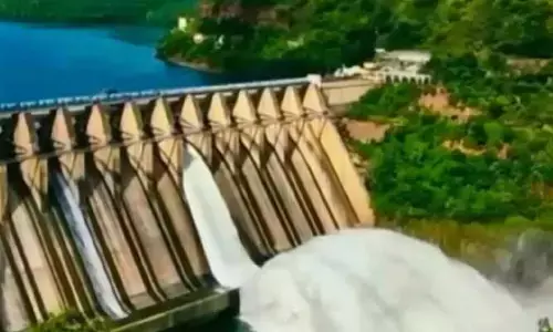 శ్రీశైలం జలాశయానికి కొనసాగుతున్న వరద