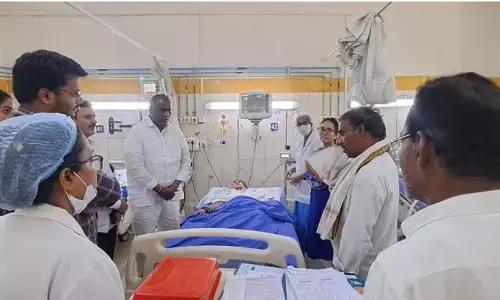 ఆశ్రమ పాఠశాల బాలికను నిమ్స్‌లో పరామర్శించిన మంత్రి