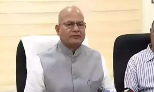 బీసీ మహాధర్నాకు రండి.. జస్టిస్ ఈశ్వరయ్యను కలిసిన బీసీ నాయకులు
