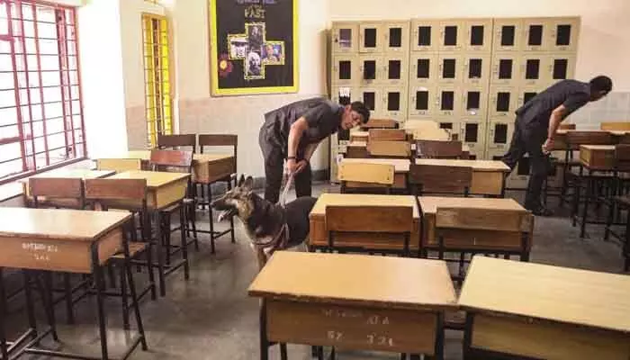 Bomb Threat: రెండు స్కూళ్లకు బాంబు బెదిరింపు.. జాగిలాలతో కొనసాగుతోన్న తనిఖీలు Bomb Threat: రెండు స్కూళ్లకు బాంబు బెదిరింపు.. జాగిలాలతో కొనసాగుతోన్న తనిఖీలు