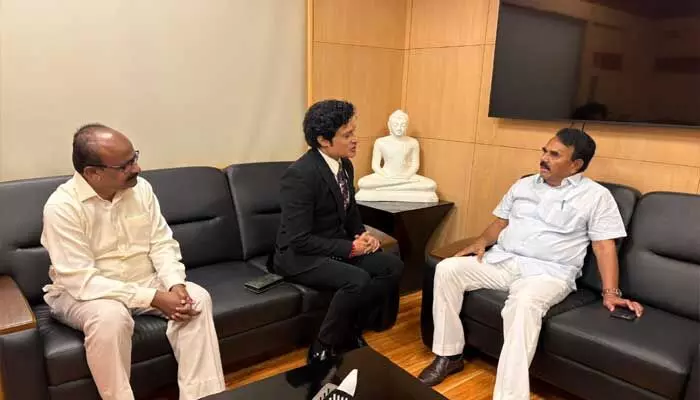 మంత్రి జూపల్లితో బాలీవుడ్ నటుడు భేటీ మంత్రి జూపల్లితో బాలీవుడ్ నటుడు భేటీ