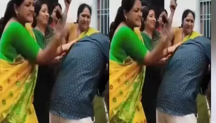 Viral: ఫోన్లకు అశ్లీల వీడియోలు.. బీజేపీ నాయకుడిని చెప్పులతో కొట్టిన సొంత పార్టీ మహిళలు (వీడియో) Viral: ఫోన్లకు అశ్లీల వీడియోలు.. బీజేపీ నాయకుడిని చెప్పులతో కొట్టిన సొంత పార్టీ మహిళలు (వీడియో)