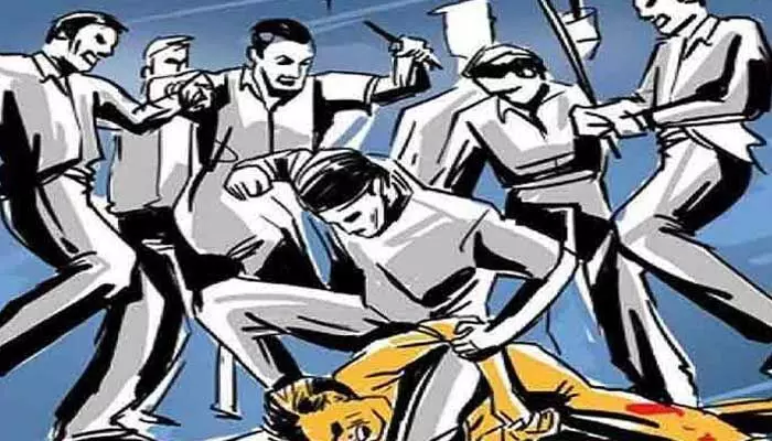 HYD: పాతబస్తీలో దారుణం.. గంజాయి, స్టెరాయిడ్స్ గ్యాంగ్ల మధ్య ఘర్షణ HYD: పాతబస్తీలో దారుణం.. గంజాయి, స్టెరాయిడ్స్ గ్యాంగ్ల మధ్య ఘర్షణ
