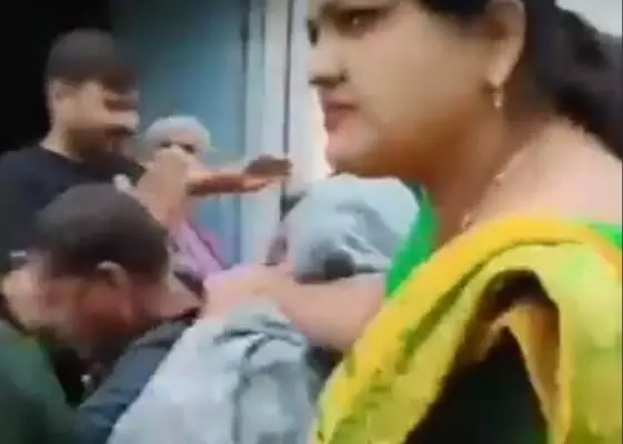బీజేపీ నేతకు చెప్పు దెబ్బలు.. ఇంటి నుంచి బయటకు లాగి మరీ కొట్టిన మహిళా కార్యకర్తలు బీజేపీ నేతకు చెప్పు దెబ్బలు.. ఇంటి నుంచి బయటకు లాగి మరీ కొట్టిన మహిళా కార్యకర్తలు
