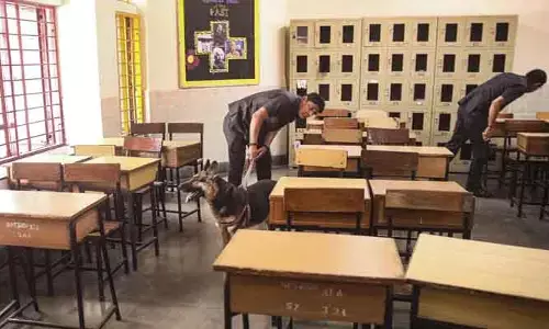 Bomb Threat: రెండు స్కూళ్లకు బాంబు బెదిరింపు.. జాగిలాలతో కొనసాగుతోన్న తనిఖీలు