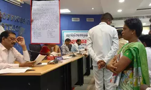 కలెక్టరేట్‌ ఉద్యోగం ఇప్పిస్తానంటూ మోసం..