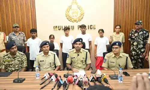 మావోయిస్టులకు మరో దెబ్బ.. ఐదుగురు లొంగుబాటు