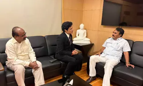 మంత్రి జూపల్లితో బాలీవుడ్ నటుడు భేటీ