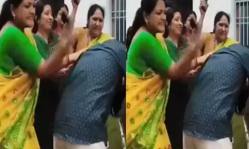Viral: ఫోన్లకు అశ్లీల వీడియోలు..  బీజేపీ నాయకుడిని చెప్పులతో కొట్టిన సొంత పార్టీ మహిళలు (వీడియో)