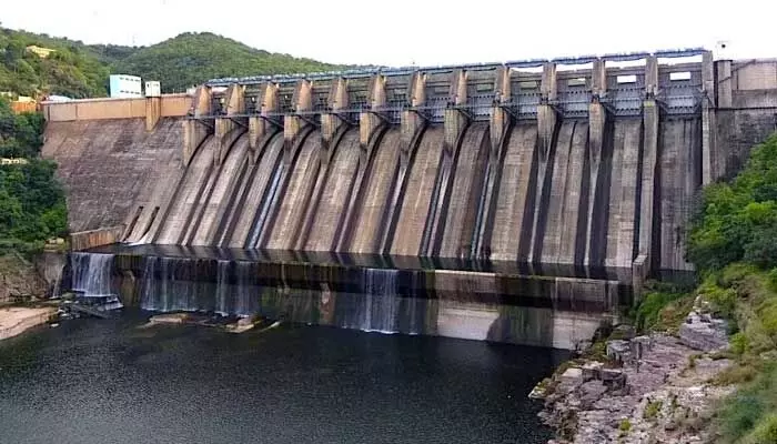 పర్యాటకులకు బిగ్ అలర్ట్.. శ్రీశైలం గేట్లు మూసివేత పర్యాటకులకు బిగ్ అలర్ట్.. శ్రీశైలం గేట్లు మూసివేత