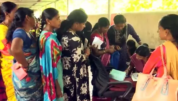 పోస్టాఫీసులకు భారీగా క్యూ కడుతున్న మహిళలు.. కారణం ఇదే పోస్టాఫీసులకు భారీగా క్యూ కడుతున్న మహిళలు.. కారణం ఇదే
