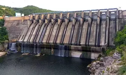 పర్యాటకులకు బిగ్ అలర్ట్.. శ్రీశైలం గేట్లు మూసివేత