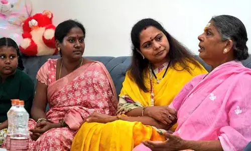 నల్ల బాలు ఫ్యామిలీకి ఎమ్మెల్సీ కవిత పరామర్శ