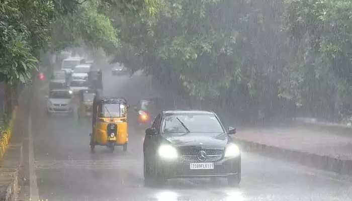 హైదరాబాద్లో భారీ వర్షం.. ట్రాఫిక్ జామ్ హైదరాబాద్లో భారీ వర్షం.. ట్రాఫిక్ జామ్