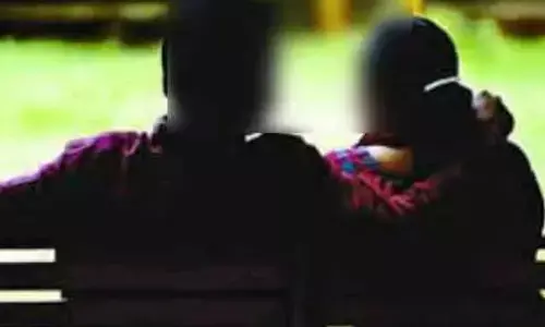 వివాహేతర సంబంధం.. మహిళను చెట్టుకు కట్టేసి చిత్రహింసలు