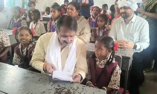 సుంగపూర్ ఆశ్రమ పాఠశాలను సందర్శించిన కేంద్ర సహాయ మంత్రి హర్ష మల్హోత్రా
