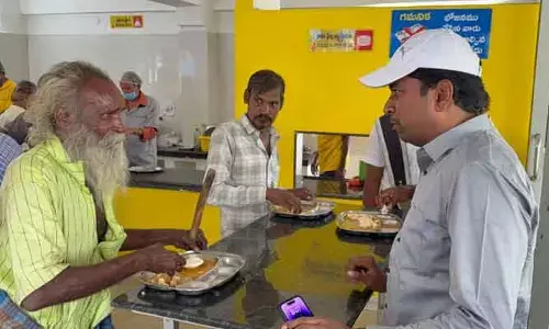 అన్నా క్యాంటీన్‌లో కలెక్టర్ ఆకస్మిక తనిఖీ.. కీలక ఆదేశాలు
