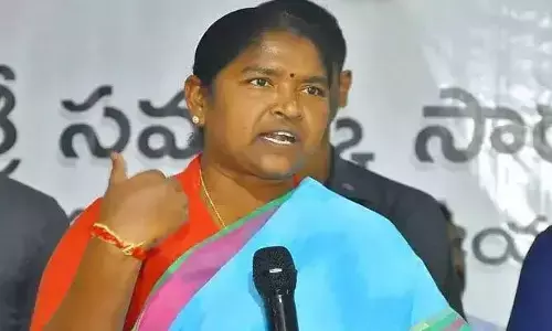 Seethakka: బీసీ రిజర్వేషన్లకు బీజేపీ మతం రంగు పులుముతోంది: సీతక్క