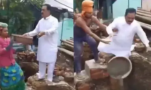ఫోటోలకు ఫోజులిస్తూ గుంతలో పడ్డ సమాజిక కార్యకర్త..వీడియో వైరల్