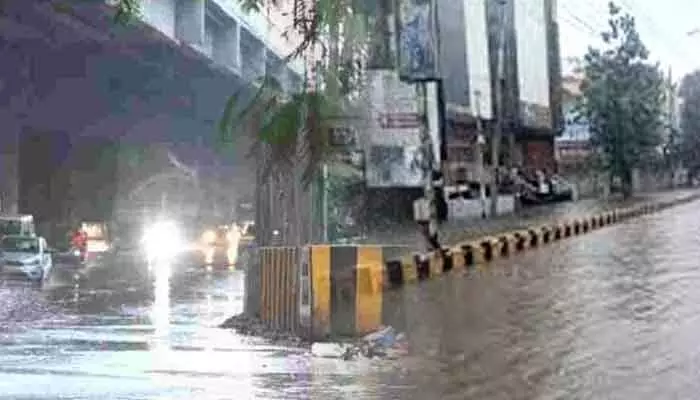 గుంటూరు జిల్లాలో పలుచోట్ల భారీ వర్షం.. రోడ్లు జలమయం గుంటూరు జిల్లాలో పలుచోట్ల భారీ వర్షం.. రోడ్లు జలమయం